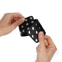KINK - ZAPIECIE NA NADGARSTKI Z NAPEDEM PELEN NITÓW CZARNE REGULOWANE 19-24 CM X 5,5 CM