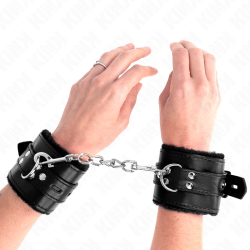 KINK - OKLADKI NA NADGARSTKI WYKLADZONE FUTREM Z KWADRATOWYMI OTWORAMI CZARNY I CZARNY PASEK Z REGULACJA 17-29 CM X 6 CM